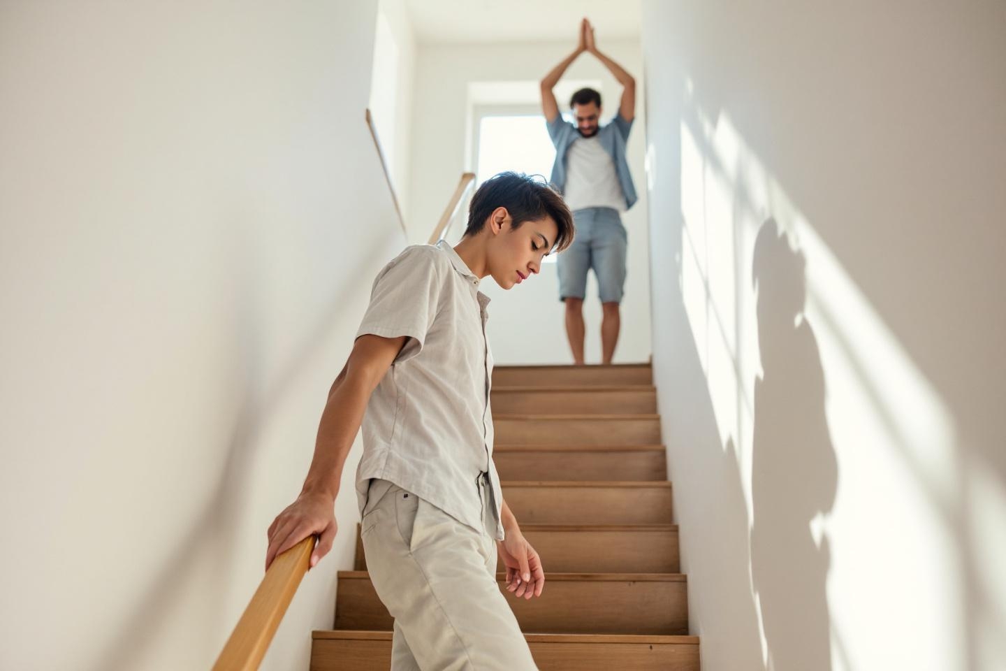 Ce petit rituel dans les escaliers révèle instantanément votre niveau d’énergie (et comment le transformer en douceur)