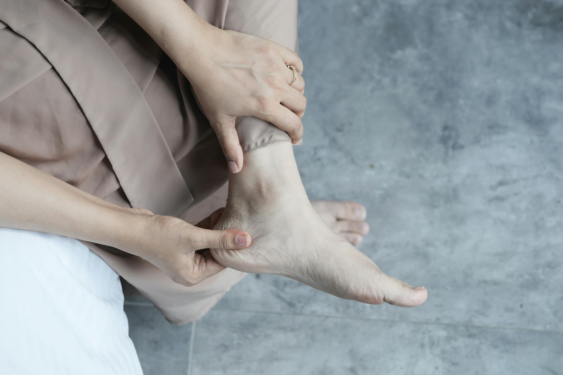 Des pieds lisses en dix minutes chrono grâce au marc de café et au miel : la routine naturelle qui change tout pour les talons secs
