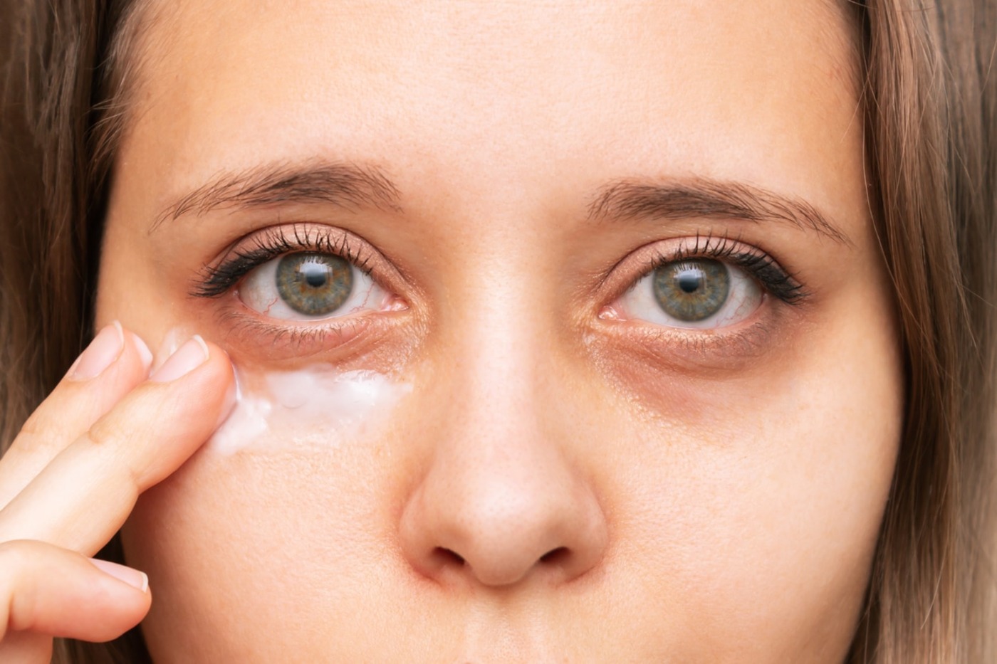 Recette miracle : 3 ingrédients et 10 minutes seulement suffisent pour réveiller le regard et atténuer visiblement les cernes